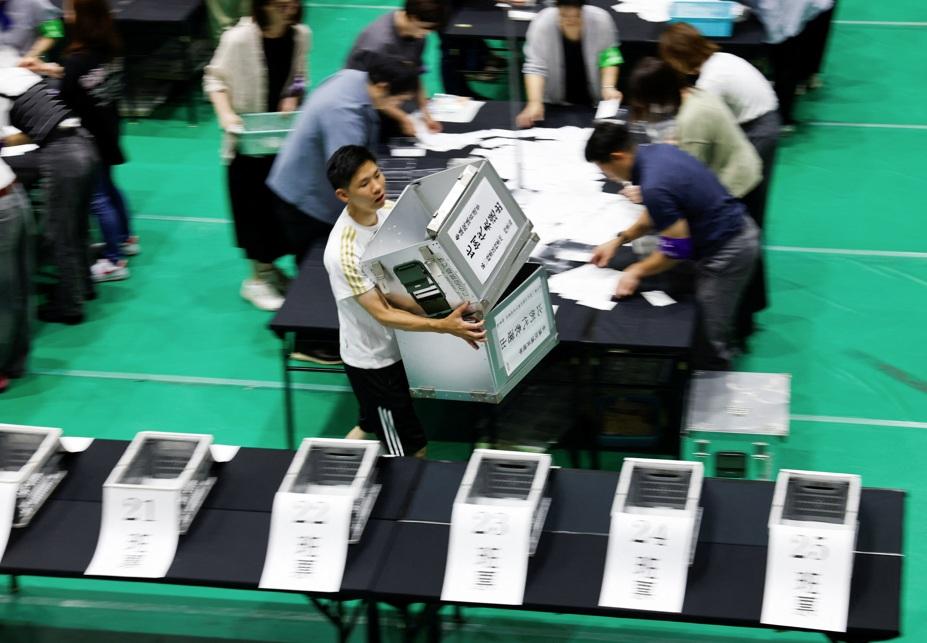 日本參議院選舉周日投票結束後,東京點票中心隨即點票。(資料圖片)