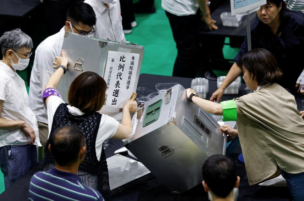 日本參議院選舉周日投票結束後,東京點票中心隨即開箱點票。(資料圖片)