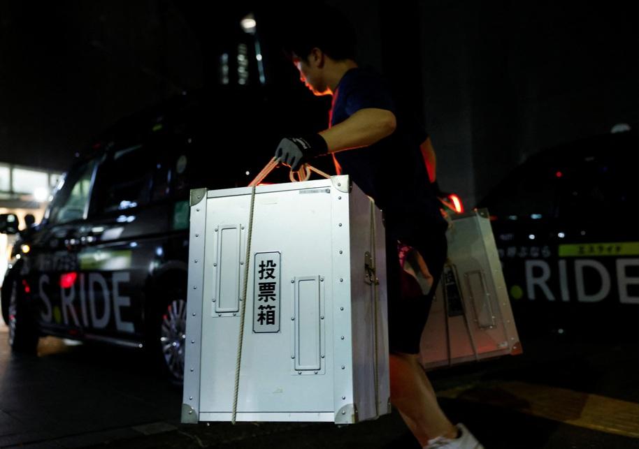 工作人員把票箱送到東京點票中心。(資料圖片)