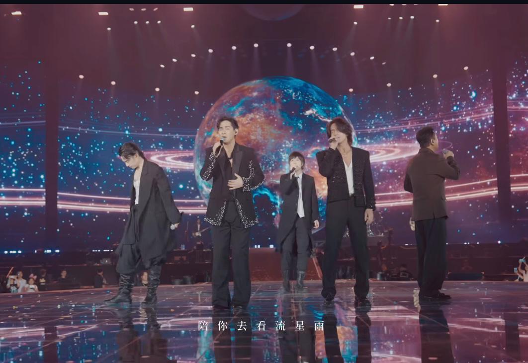 F4言承旭、周渝民(仔仔)、吳建豪和朱孝天,在五月天台北演唱會合體唱《流星雨》。(相信音樂IG截圖)