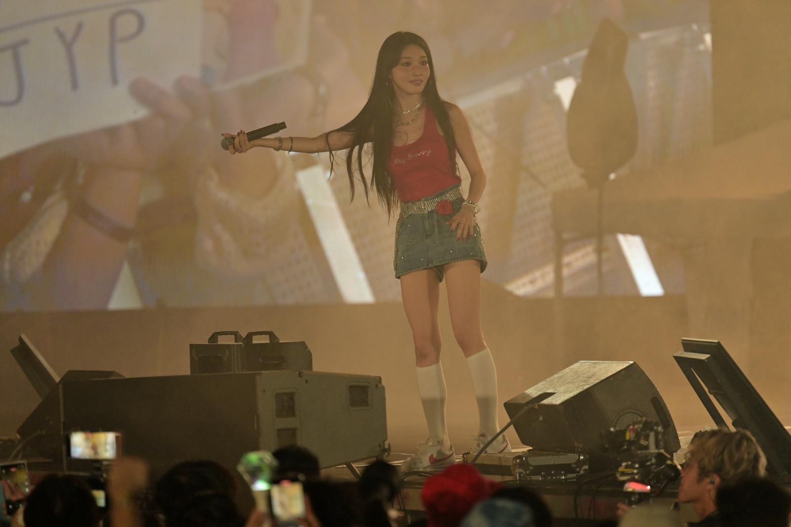 請夏英韓雙語與fans互動。