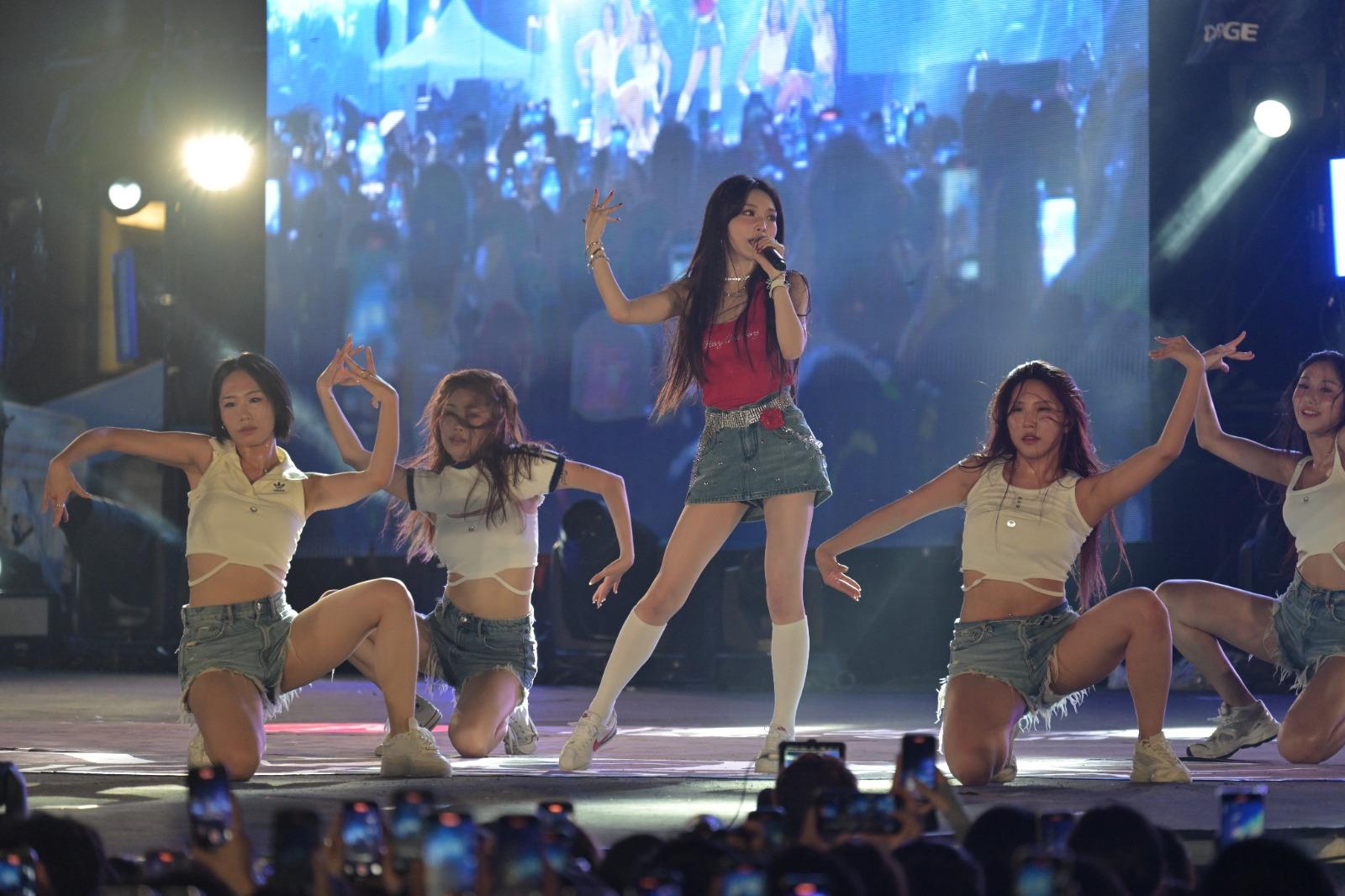 請夏幽默地以廣東話潮語「大癲」與fans溝通,全場驚喜不已。