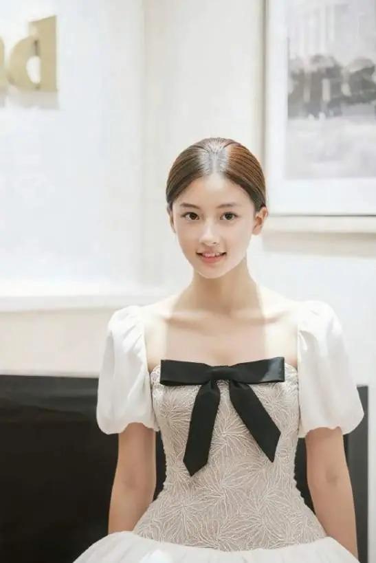 河南南陽15歲美少女網紅七七神似張栢芝