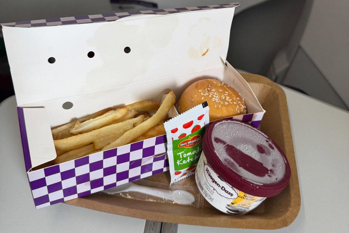 有網民分享在HK Express機上訂購的食物。(Threads用戶james_street2024)