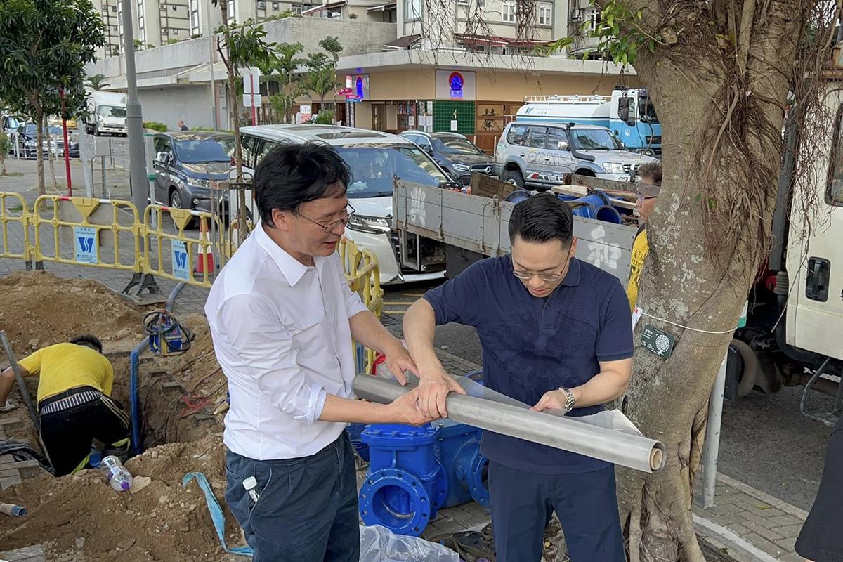 梁熙(右)到水務署工程現場了解。(梁熙FB)