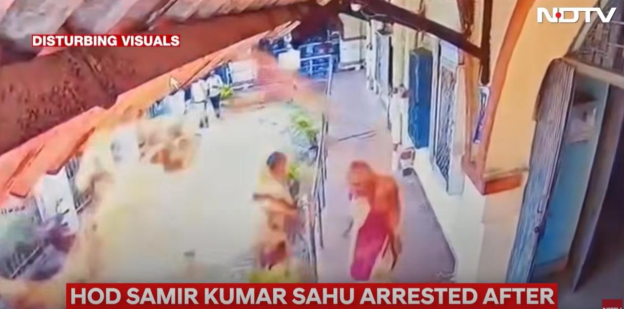 女大學生變成火球,從畫面左方跑出來。(互聯網)