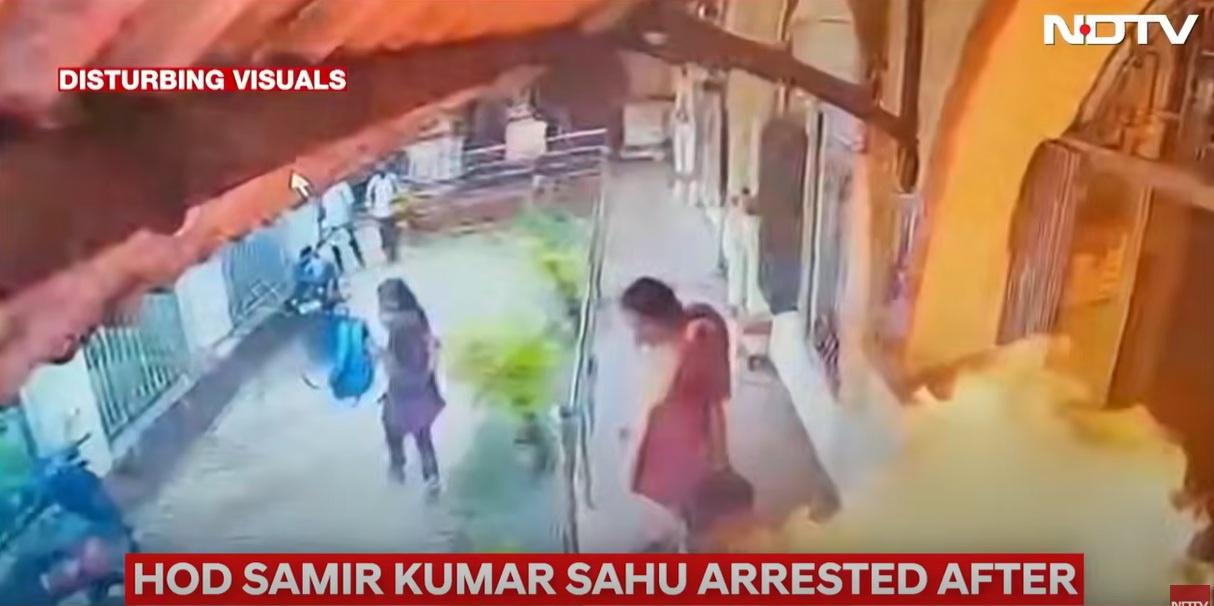 女大學生變成火球,從畫面左方跑去右方。(互聯網)