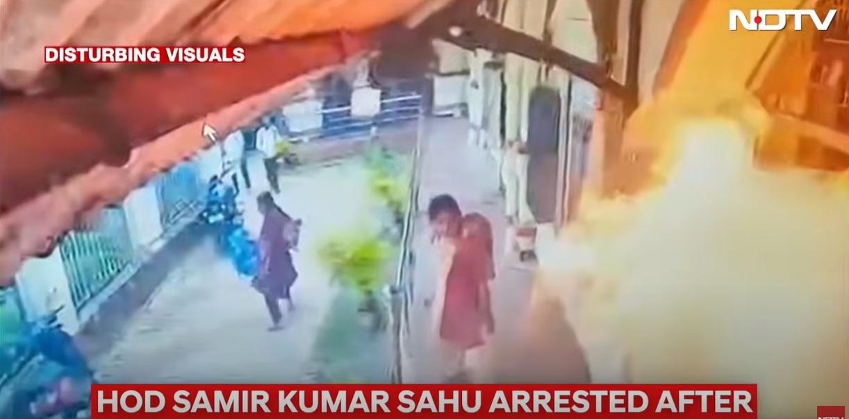 女大學生變成火球,從畫面左方跑去右方,旁人見狀受驚。(互聯網)