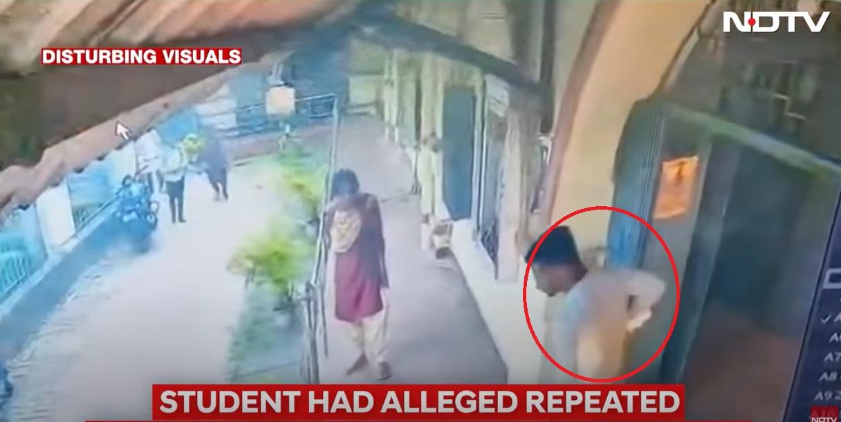 女大學生變成火球,從畫面左方跑去右方,一名男子追上前試圖幫忙,但衣服著火,被迫退後。(互聯網)