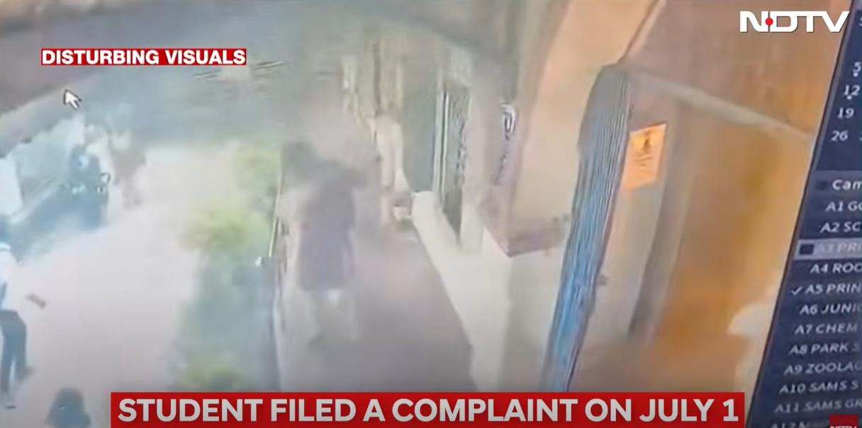 女學生全身著火,再從畫面右邊跑出來。(互聯網)