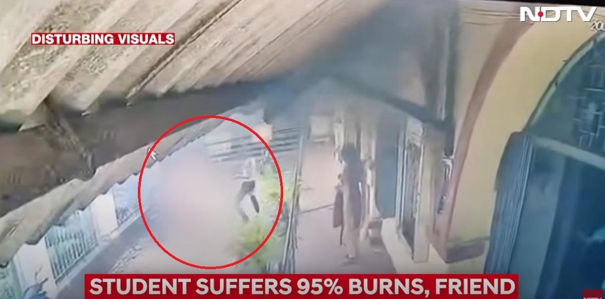 女學生再跑回畫面左邊,旁邊一名男子試圖用手拍熄火勢。(互聯網)