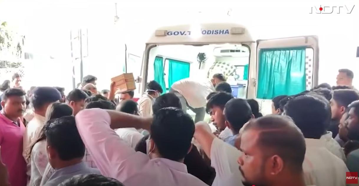 救護員將傷者送院。(互聯網)