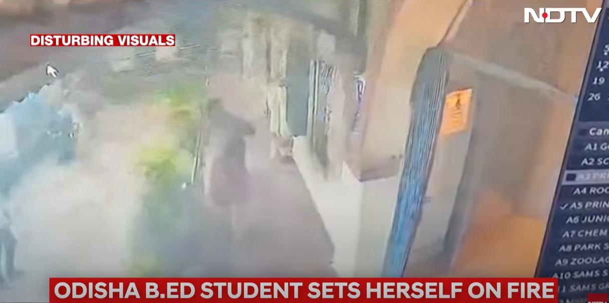 女學生全身著火,再從畫面右邊跑出來。(互聯網)