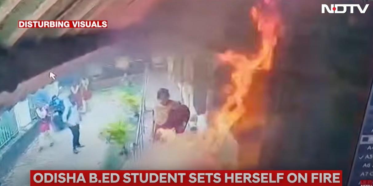 女學生全身著火,再從畫面右邊跑出來,火燄衝上天,十分驚嚇。(互聯網)