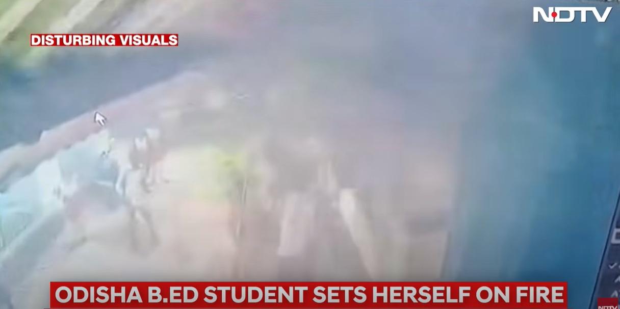 走廊濃煙密布。(互聯網)