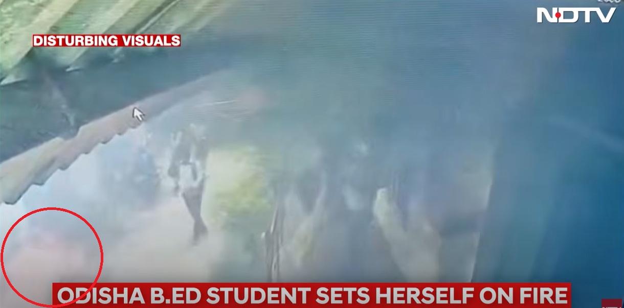 女學生再跑回畫面左邊。(互聯網)