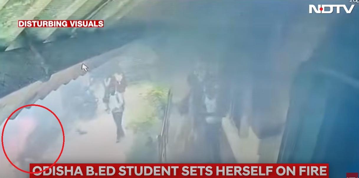 女學生再跑回畫面左邊。(互聯網)