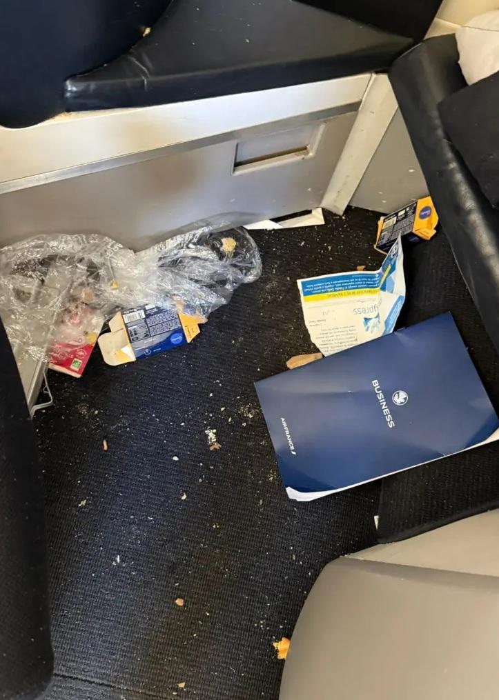 法航機長把商務客位「災難」照片分享至社交平台「X」專門揭露乘客惡劣行為的帳號@PassengerShaming(無恥乘客)。(互聯網)