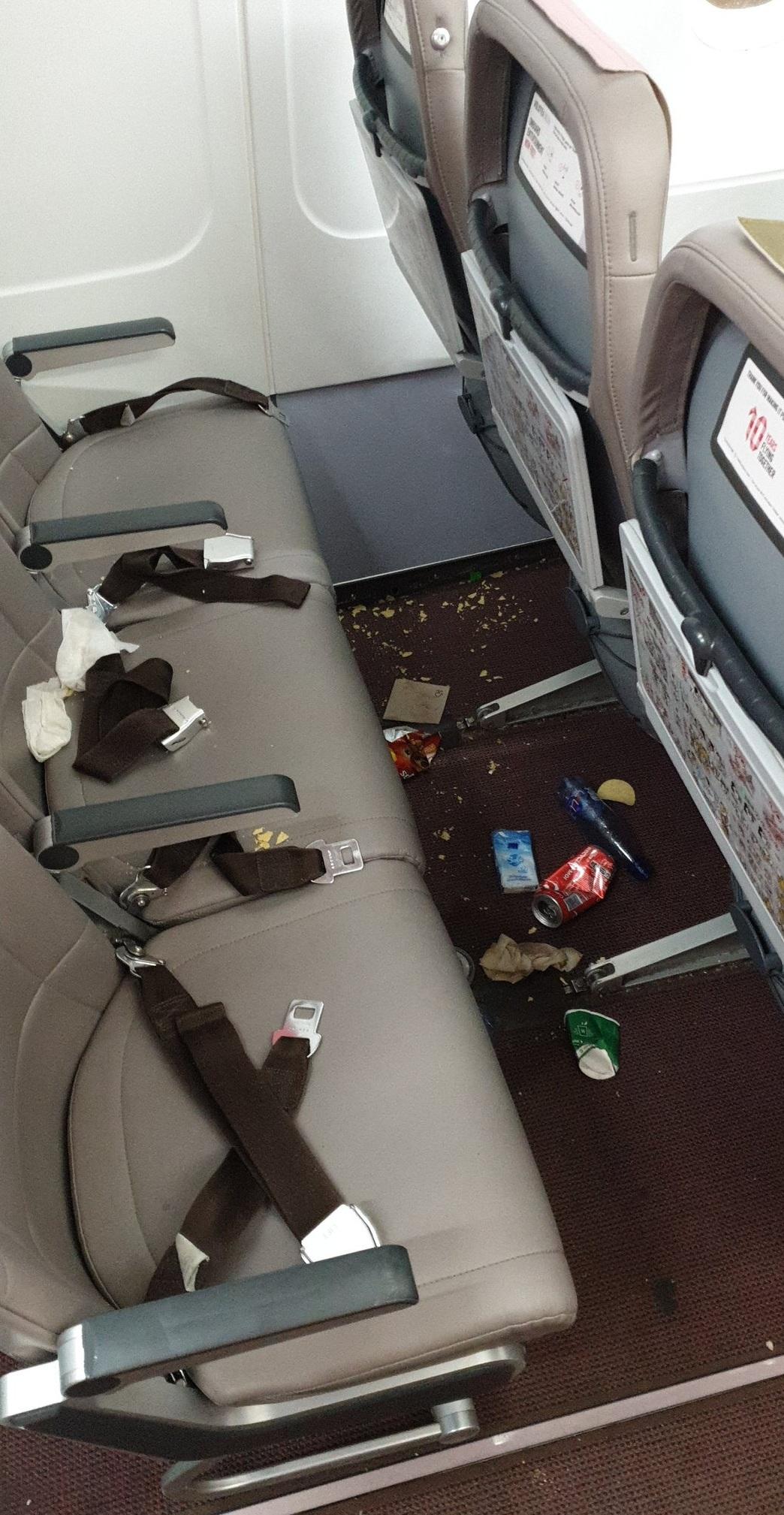 有網民分享經濟客位座椅和地上滿是垃圾的照片。(互聯網)