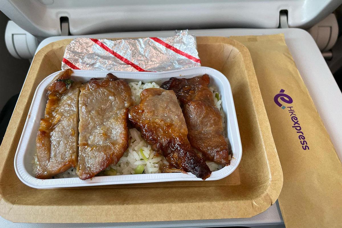 有網民分享在HK Express機上訂購的食物。(Threads用戶yazi.yui)