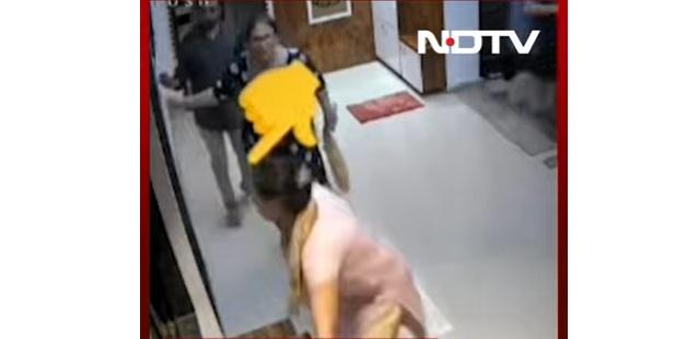 母親呼救,鄰居前來協助。(互聯網)