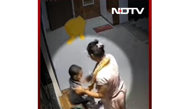 母親把女童抱到鞋櫃上。(互聯網)