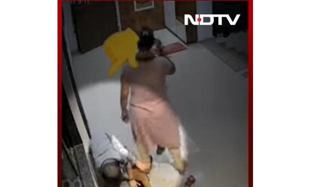 母親轉身去找鞋子,女童在鞋櫃上站起來。(互聯網)