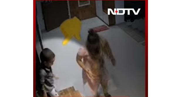 母親去找鞋子,女童在鞋櫃上站起來。(互聯網)