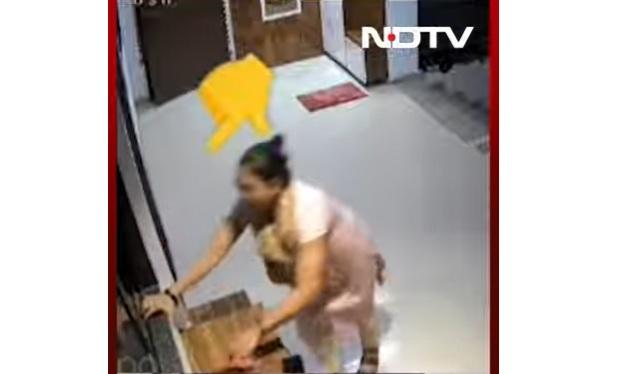 女童掉出窗外,母親見狀大驚。(互聯網)