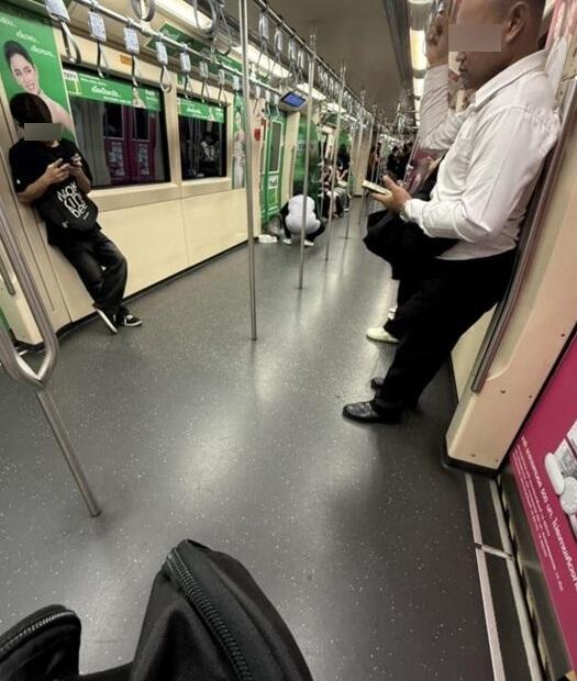 有乘客把白衣清潔姐姐俯身執屎的照片上傳社交網,引發熱議。(互聯網)