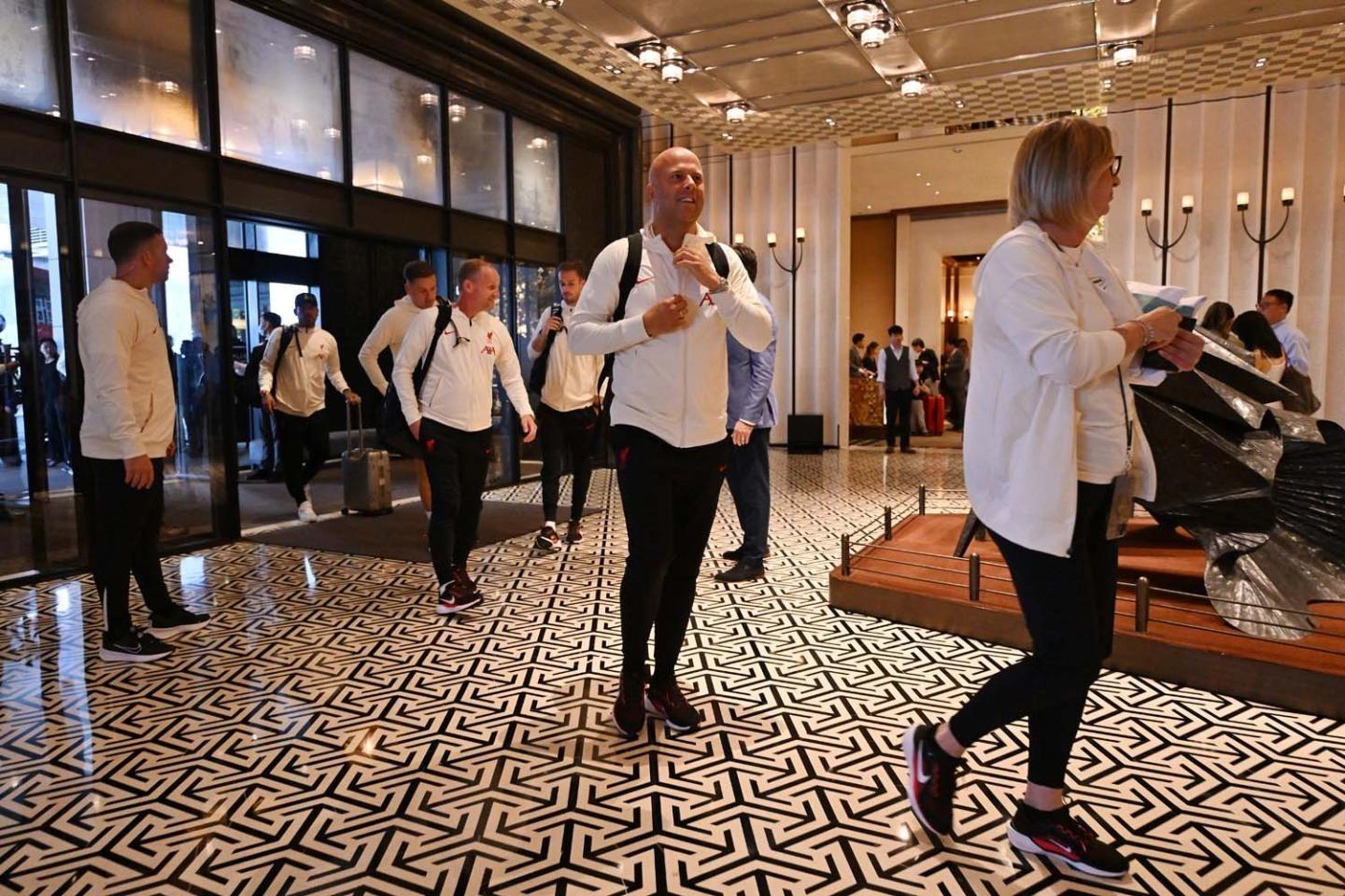 主帥史洛治抵達酒店。(利物浦官網)