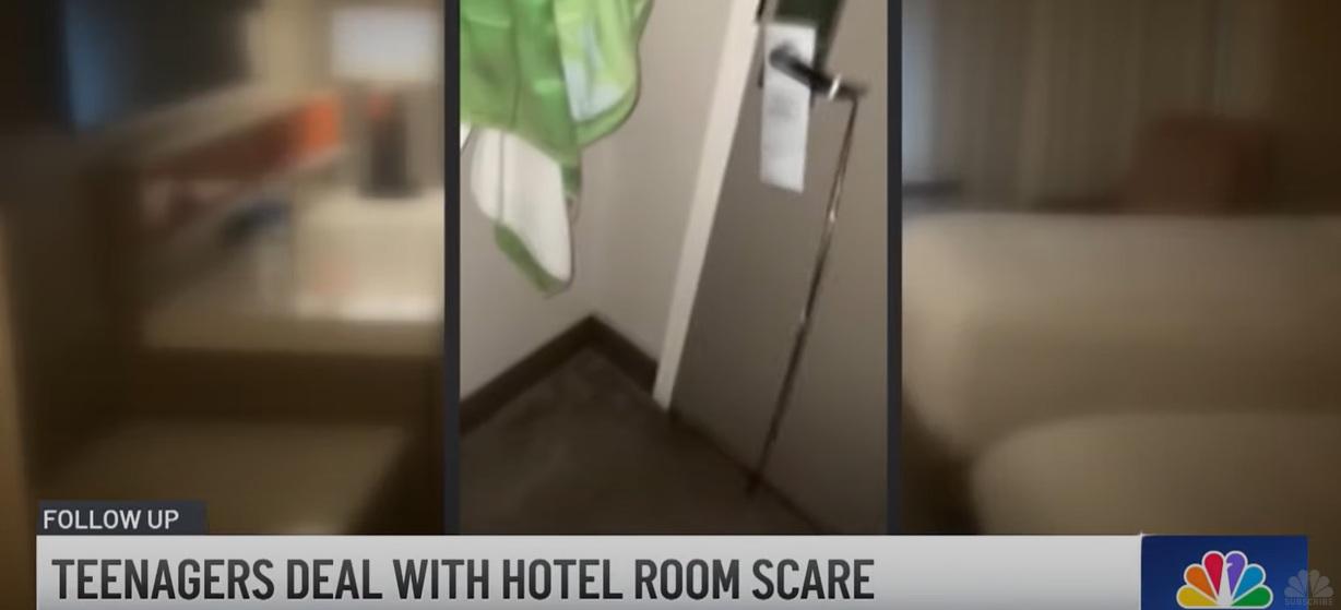 門外的人控制環狀長鐵線,拉了幾下,鐵線勾住門把。(互聯網)