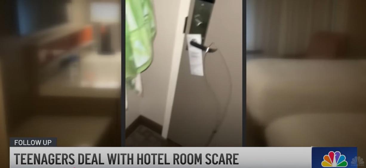 門外的人控制環狀長鐵線,拉了幾下,鐵線勾住門把。(互聯網)