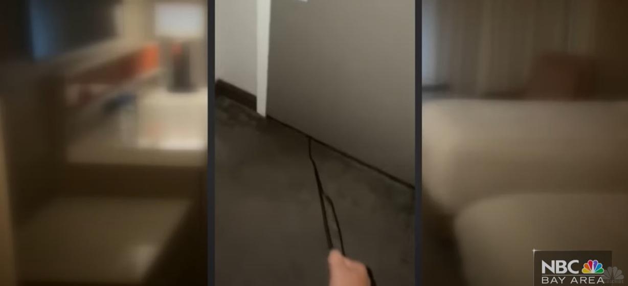 少女扯著鐵線,跟門外的人角力。(互聯網)