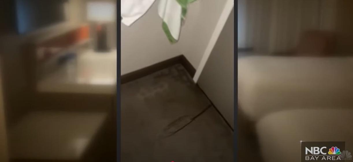 少女拍下,有人用造成環狀的長鐵線從下方門縫伸進房內。(互聯網)