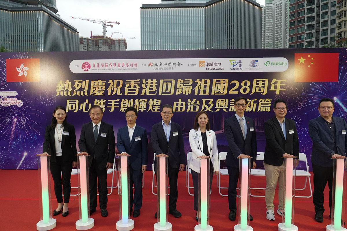 「龍城慶回歸」燈飾展在啟德車站廣場舉行。