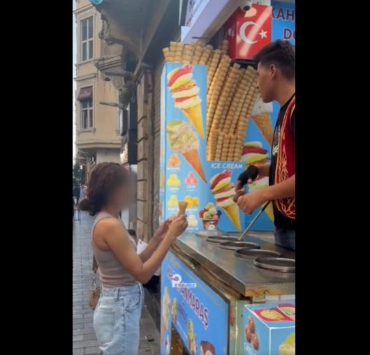 穿背心的事主在一間商店買雪糕,未料被店員戲弄。(互聯網)