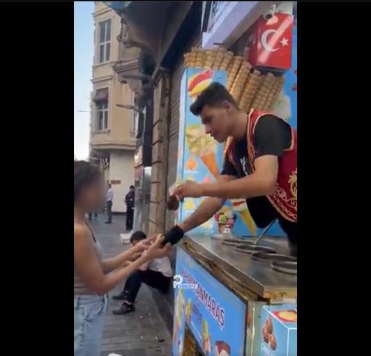 最後店員給事主雪糕,但事主不知道應否去取。(互聯網)