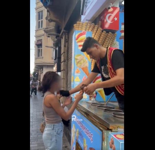 店員突然把雪糕筒插進事主的乳溝。(互聯網)