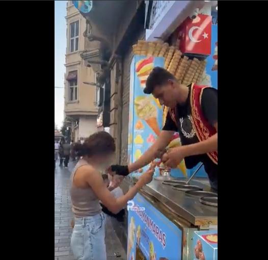 店員突然把雪糕筒插進事主的乳溝,事主嚇親。(互聯網)