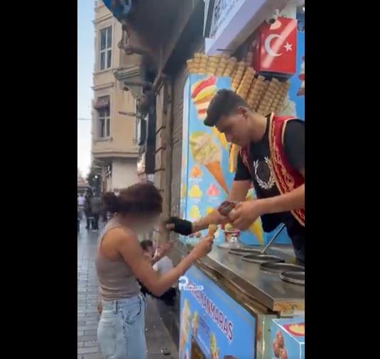 店員突然把雪糕筒插進事主的乳溝,事主嚇親。(互聯網)