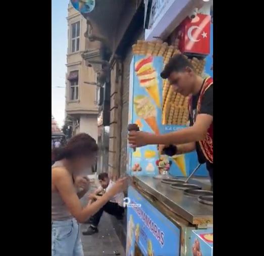 事主嚇到退後,把雪糕筒取出。(互聯網)