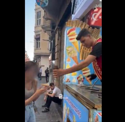 店員給事主另一雪糕筒。(互聯網)