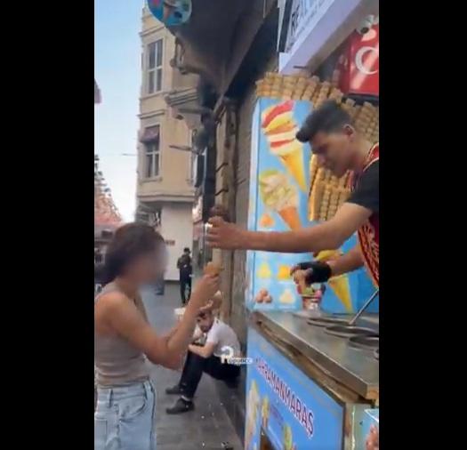 店員給事主另一雪糕筒,事主試取。(互聯網)