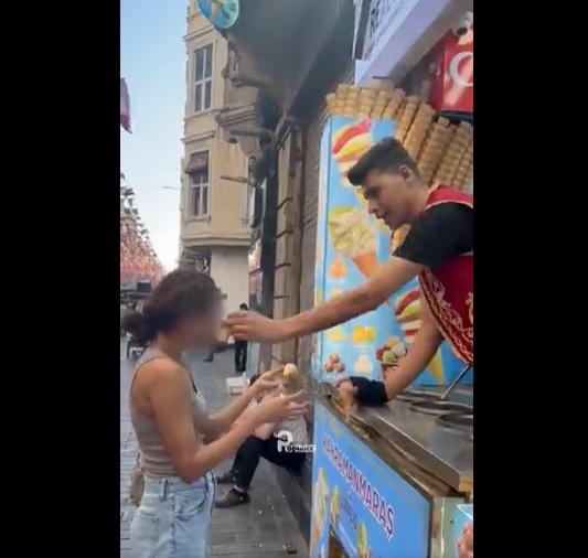 店員又用雪糕筒打一打事主的臉。(互聯網)