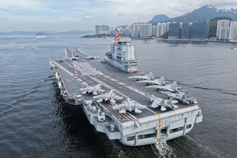 山東艦航母編隊抵達香港,官兵在飛行甲板上列隊排出「國安家好」字樣(新華社)