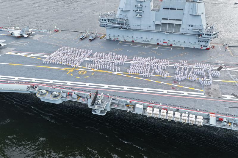 山東艦航母編隊抵達香港,官兵在飛行甲板上列隊排出「國安家好」字樣(新華社)