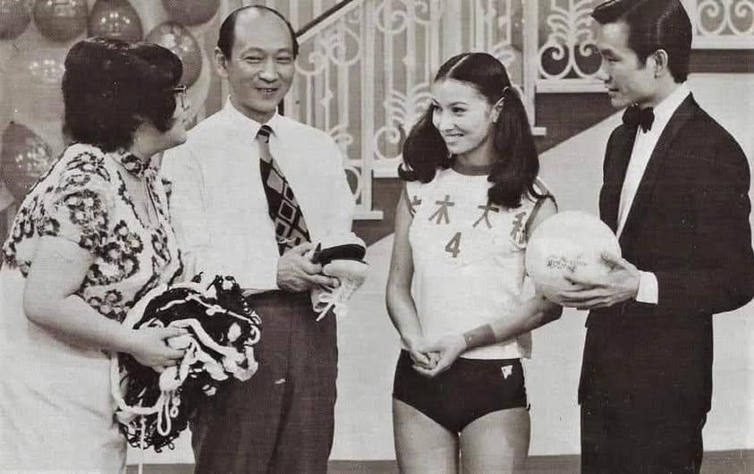 中山麻理憑《青春火花》紅到香港,當年她獲邀來港以「莊瑪莉」造型亮相《歡樂今宵》接受沈殿霞訪問。