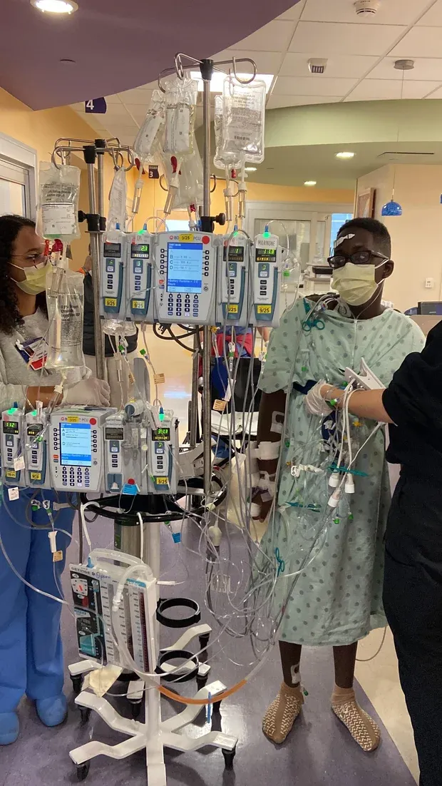 Danon氏症患者麥卡,在2025年1月與母親共同創立了Transplant Teenz虛擬社區。