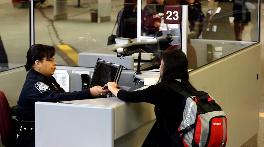 「大而美法案」條文規定,入境美國的旅客將被要求支付新的「簽證誠信費」,這是其他簽證費用以外的費用。(資料圖片)